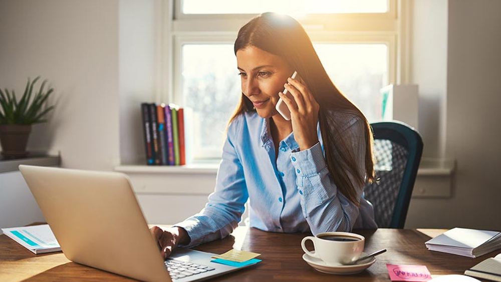 করোনা আমাদের পরিচয় করিয়েছে সোশ্যাল ডিস্ট্যান্সিং-এর সঙ্গে। এখন সামাজিক দূরত্ব বজায় রাখাটাই সবচেয়ে বড় চ্যালেঞ্জ হয়ে দাঁড়িয়েছে। তবে সামাজিক দূরত্বটাকে আমাদের দৈনন্দিন অভ্যাসে পরিণত করতে সাহায্য করেছে এই করোনা। এখন মুখোমুখি আর গল্পগুজব হচ্ছে না। মিটিং, মিছিল হচ্ছে না। সবই ভার্চুয়াল হয়ে উঠেছে আস্তে আস্তে।