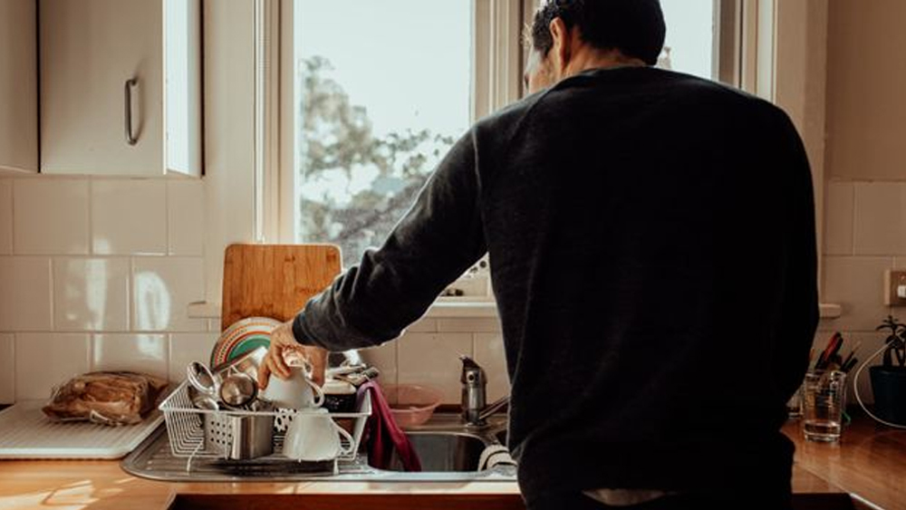 লকডাউনের জেরে ঘরবন্দি হওয়ার কারণে অনেকেই সেই সময়টাকে নানা ভাবে কাটানোর চেষ্টা করেছেন। কারও রান্নার শখ থাকলে নতুন নতুন রান্না করে, কেউ আবার ঘর সাজিয়ে— বাড়ির পুরুষ, মহিলা নির্বিশেষে সকলেই কিছু না কিছু কাজের সঙ্গে নিজেকে জড়িয়ে রেখেছিলেন।