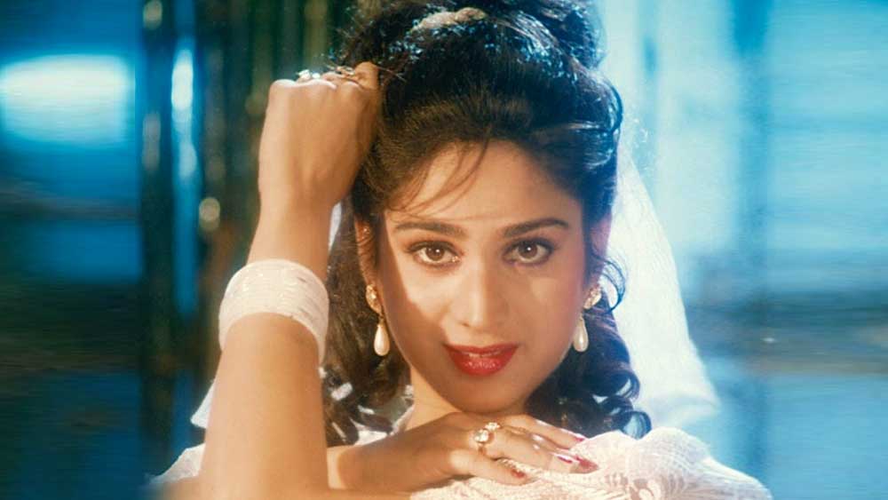 মীনাক্ষীর জন্মগত নাম শশীকলা। একটি সংবাদপত্রে প্রকাশিত বিজ্ঞাপনে তাঁকে দেখে পছন্দ হয় মনোজ কুমারের। তিনি তাঁকে নিজের পরবর্তী ছবি ‘পেন্টার বাবু’-তে সুযোগ দেন।