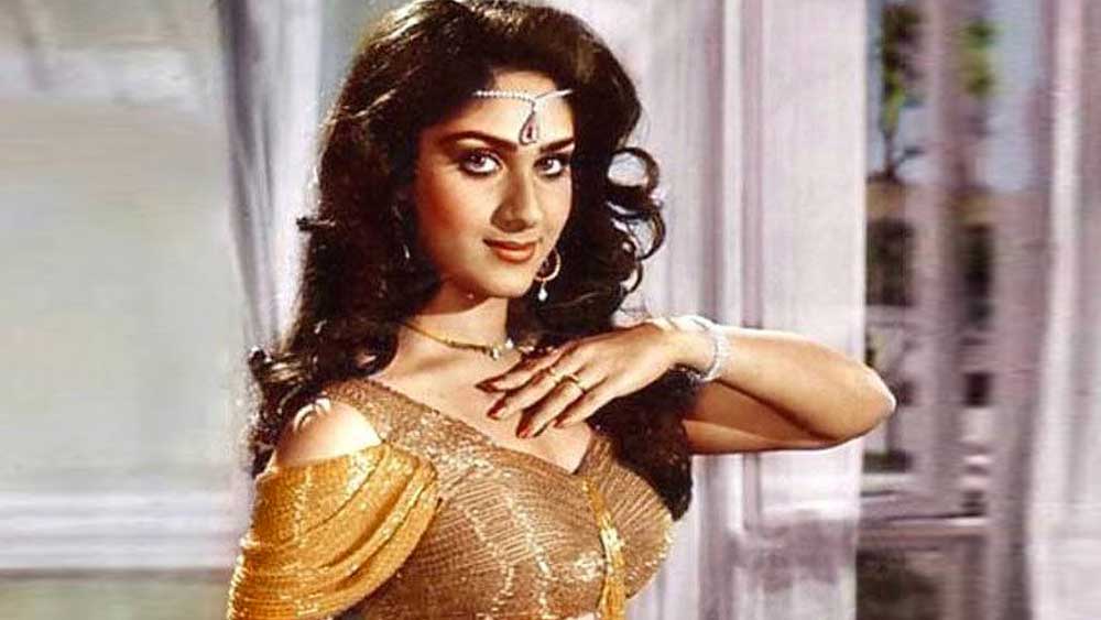 ছবিটি সফল হয়নি। কিন্তু মীনাক্ষীর সৌন্দর্য মুগ্ধ করল পরিচালকদের। শো ম্যান সুভাষ ঘাই তাঁকে কাস্ট করলেন ‘হিরো’ ছবিতে। আগেই অভিনয় জীবন শুরু হলেও সুভাষ ঘাই তাঁর ‘হিরো’ ছবির পোস্টারে মীনাক্ষীর নামের আগে ‘ইন্ট্রোডিউসিং’ শব্দটি রাখেন।