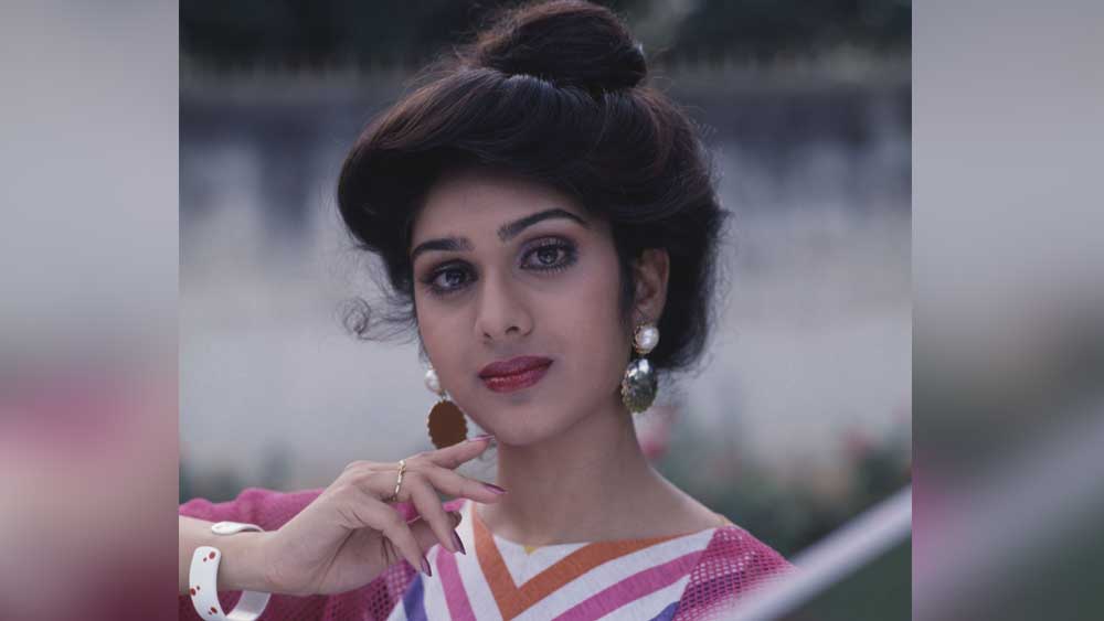 তাঁর নাম কে পরিবর্তন করেছিলেন, তা নিয়ে অবশ্য দ্বিমত আছে। শশীকলা নামে অতীতে নায়িকা ছিলেন। তাই মনোজ কুমারই নাকি নতুন নাম দেন।