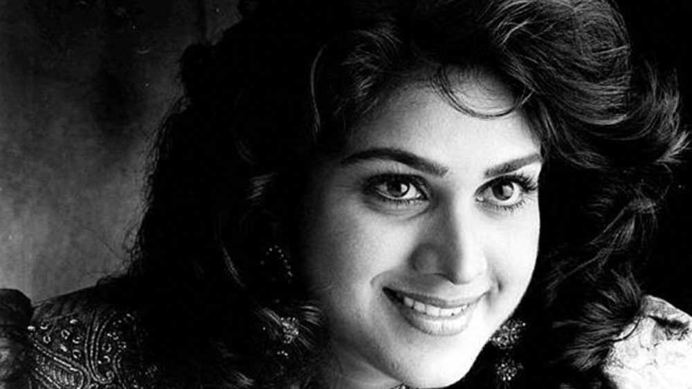 আবার শোনা যায়, ‘ম’ দিয়ে নামের প্রতি দুর্বলতা ছিল সুভাষ ঘাইয়ের। তিনি-ই ‘মীনাক্ষী’ নাম দেন নবাগতাকে।