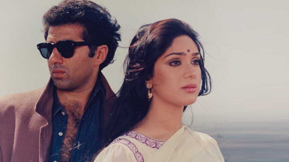 আশির দশকের মাঝামাঝি মীনাক্ষী তখন বলিউডের প্রথম সারির ব্যস্ত নায়িকা। পারিশ্রমিকের দিক দিয়েও বাকিদের তুলনায় এগিয়ে অনেকটাই। ‘ঘায়েল’ ছবির সময় রাজকুমার সন্তোষী মুগ্ধ হন মীনাক্ষীকে দেখে। তিনি প্রোপোজও করে বসেন।