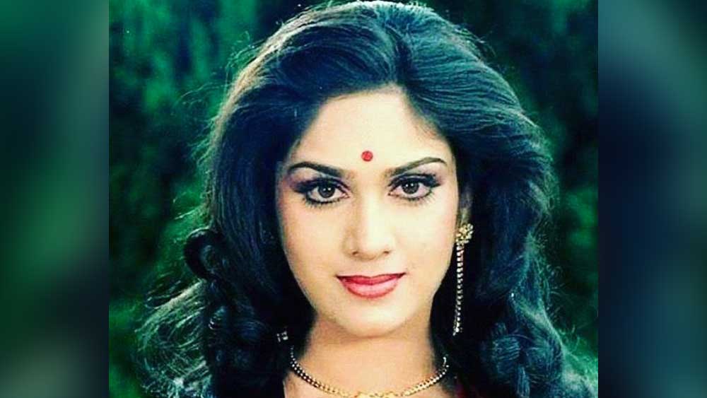 সে সময় গুঞ্জন ছিল, ডিভোর্সের পরে মীনাক্ষীকে বিয়ে করবেন কুমার শানু। কিন্তু ধীরে ধীরে তাঁর কাছ থেকে দূরে সরে যান মীনাক্ষী। তাঁদের সম্পর্ক আর কোনও দিন স্বাভাবিক হয়নি।