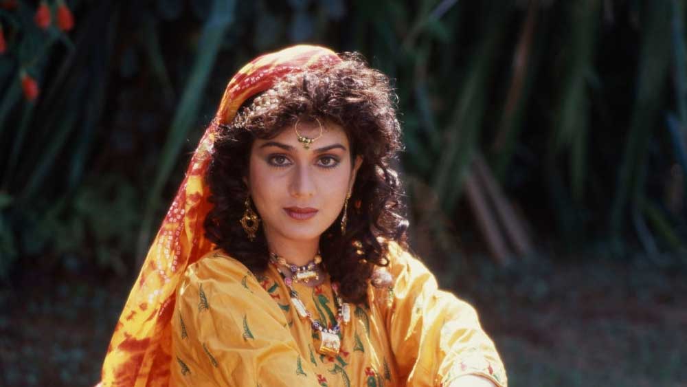 অন্য দিকে রাজকুমার সন্তোষীর প্রেমের প্রস্তাব ফিরিয়ে দিলেও তাঁর সঙ্গে মীনাক্ষীর সুসম্পর্ক বজায় ছিল। প্রত্যাখ্যান করার পরেও তিনি অভিনয় করেছিলেন রাজকুমারের ‘দামিনী’ এবং ‘ঘাতক’ ছবিতে। দু’টিই বক্স অফিসে সুপারডুপার হিট হয়েছিল।