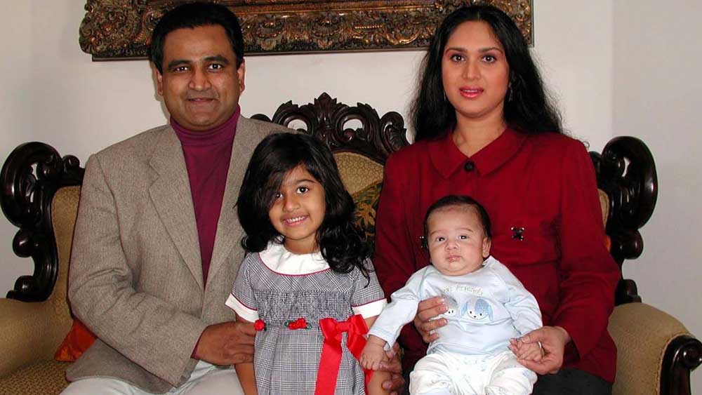 ১৯৯৫ সালে হরিশ মাইসুরুকে বিয়ে করেন মীনাক্ষী। এর পর আমেরিকাতেই নতুন জীবন শুরু হয় তাঁর। তিনি বলিউড থেকে নিজেকে সম্পূর্ণ বিচ্ছিন্ন করে ফেলেন। বহু বছর তাঁর কোনও সন্ধান ছিল না।