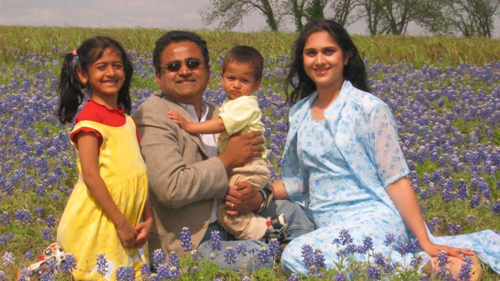 ঋষির পোস্ট থেকেই জানা যায়, আমেরিকার টেক্সাসে স্বামী ও দুই সন্তানকে নিয়ে মীনাক্ষী এখন ব্যস্ত গৃহিণী। সেখানে তাঁর একটি নাচের স্কুল আছে। ছাত্রছাত্রীদের বিভিন্ন ধরনের ভারতীয় শাস্ত্রীয় নৃত্যকলার প্রশিক্ষণ দেন তিনি।