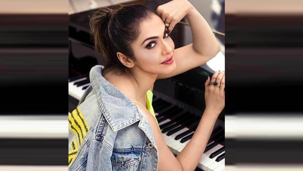 ইশা বলিউডে হৃতিক রোশনের সঙ্গে প্রথম ছবিতে কাজ করেন একটি ছোট চরিত্রে। ছবির নাম ‘ফিজা’।