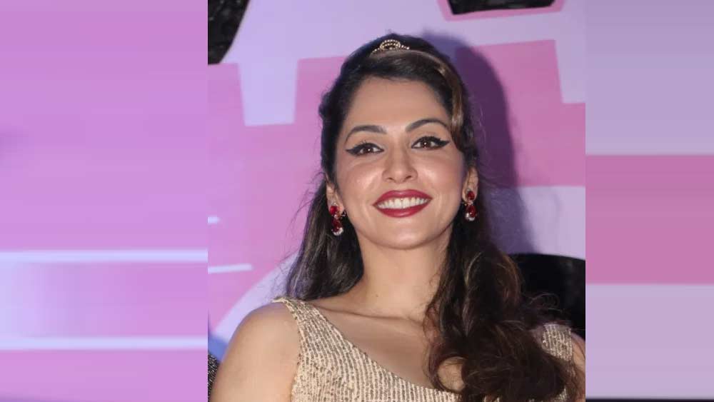 অজয় দেবগণ, অমিতাভ বচ্চন, সুনীল শেট্টির সঙ্গে কাজ করার কারণে বলিউডে ইশার দর বাড়তে থাকে। একই সঙ্গে দক্ষিণী ছবির জগতে অরবিন্দ স্বামীদের সঙ্গেও কাজ করতে থাকেন ইশা।