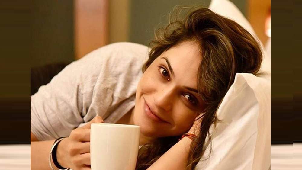 ‘দিল কা রিশতা’, ‘ডরনা মানা হ্যায়’, ‘পিঞ্জর’-এর মতো সিনেমায় তাঁর অভিনয় সমালোচকদের প্রশংসা কুড়িয়েছিল। ‘পিঞ্জর’ ছবিটি জাতীয় পুরস্কারও পায়। জেপি দত্তর এলওসি কার্গিলেও একটি ছোট চরিত্রে দেখা গিয়েছিল ইশাকে।