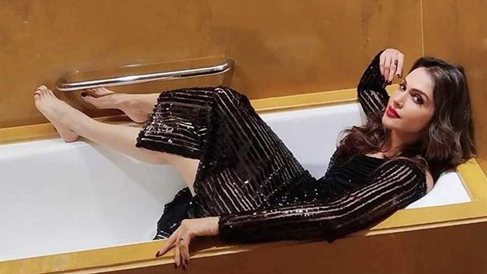 তবে শাহরুখের সঙ্গে অভিনয় করেও বলিউডে সেই মান ধরে রাখতে পারেননি ইশা। ব্যক্তিগত জীবনেও  টালমাটাল চলছিল।