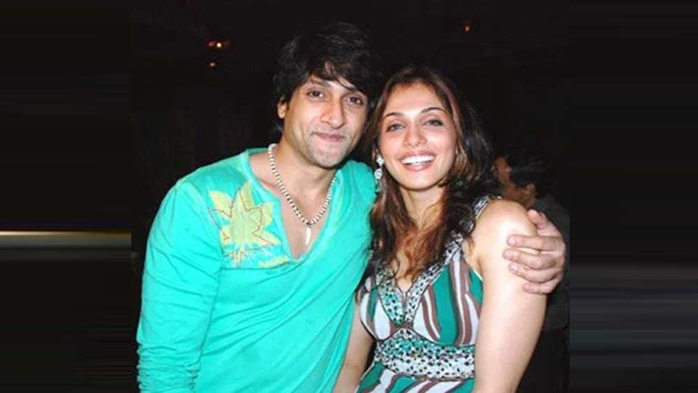 ইশার প্রথম প্রেম ছিলেন বলিউড অভিনেতা ইন্দ্র কুমার। তবে তাঁদের বিয়ে হয়নি। মাত্র ৪৩ বছর বয়সে হৃদরোগে আক্রান্ত হয়ে মৃত্যু হয়ে ইন্দ্র কুমারের। তাঁর মৃত্যুর পর স্ত্রী সোনাল জানিয়েছিলেন, ‘‘ইন্দ্র কখনওই ইশাকে মন থেকে ভুলতে পারেনি। আমি বিয়ের সময়েও জানতাম।‘’