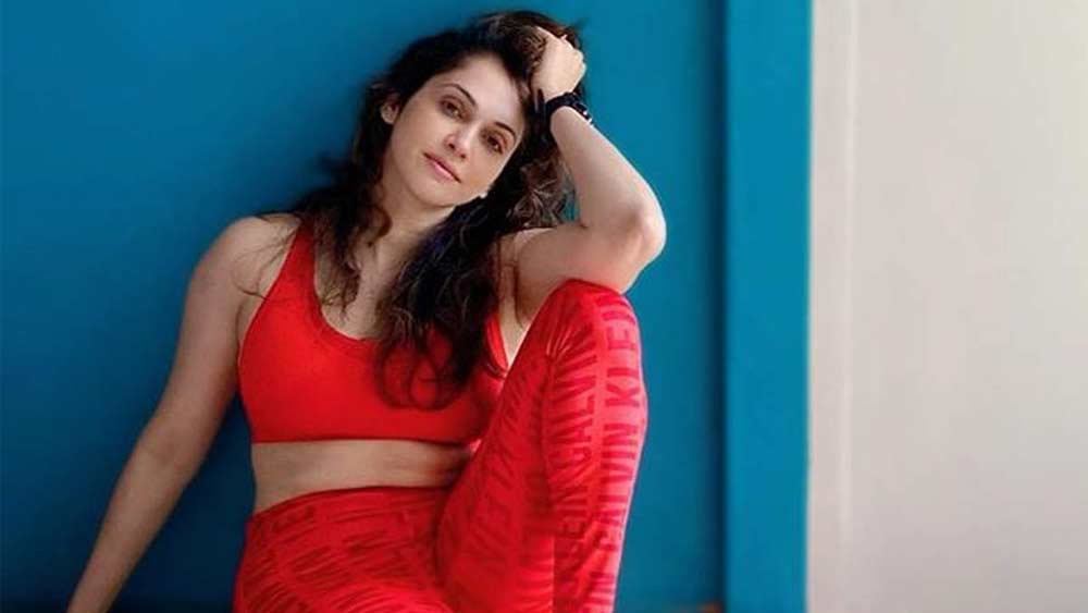 তিনি কিন্তু ফিটনেস ফ্রিকও। জানেন তায়কোন্ডুও। নিয়মিত শরীরচর্চা ও যোগাভ্যাস করেন। অবসরে ইশা ভালবাসেন বই পড়তে, ঘুরে বেড়াতে আর প্রিয় জনদের সঙ্গে সময় কাটাতে। ইশা ও টিমির একটি মেয়ে রয়েছে নাম রিয়ানা। রিয়ানাকেও তায়কোন্ডু শেখাচ্ছেন ইশা।