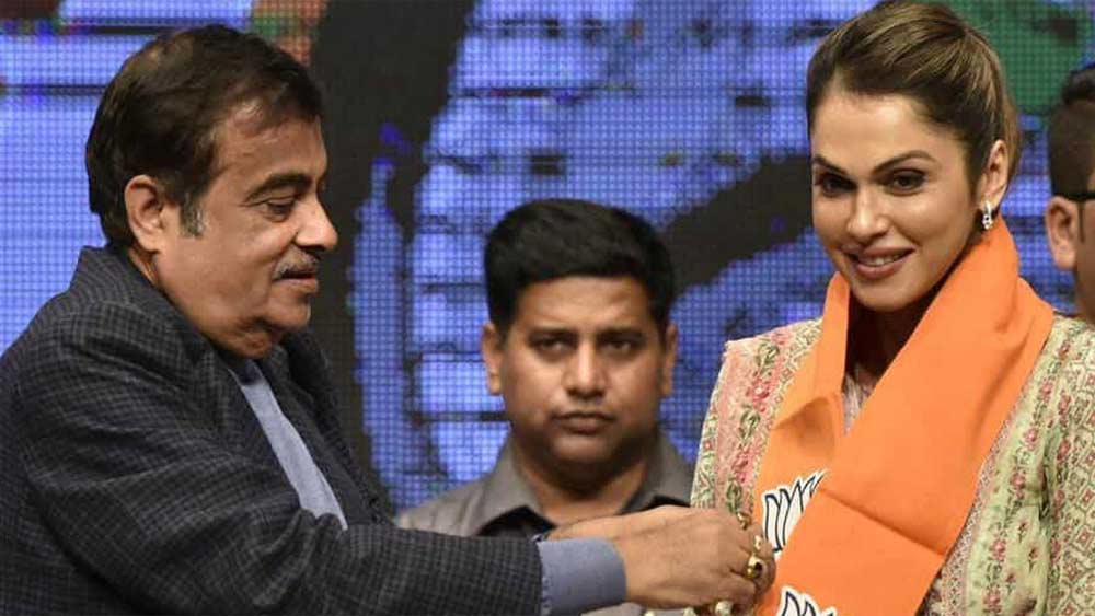 চলতি বছরের জানুয়ারি মাসে আনুষ্ঠানিক ভাবে বিজেপিতে যোগ দিলেন অভিনেত্রী ইশা কোপিকর। কেন্দ্রীয় মন্ত্রী নিতিন গডকরীর উপস্থিতিতে দলে যোগ দেন তিনি। দলের পরিবহণ শাখার মহিলা বিভাগের সভাপতি নিয়োগ করা হয়েছে তাঁকে।