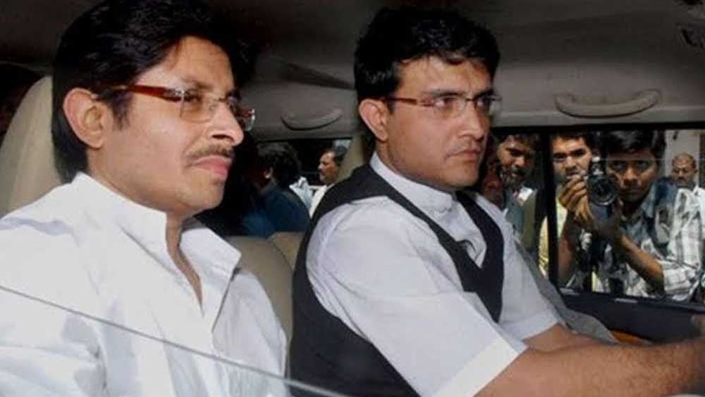 স্নেহাশিস বাংলার হয়ে বছর দশেক ঘরোয়া ক্রিকেটে দাপটে খেলেছেন। এখন তিনি ক্রিকেট অ্যাসোসিয়েশন অফ বেঙ্গল (সিএবি)-র সচিব। আর ভারতের সফলতম ক্যাপ্টেনদের অন্যতম সৌরভ এখন বোর্ড প্রেসিডেন্ট। তার আগে সিএবি-র প্রেসিডেন্ট ছিলেন তিনি। ক্রিকেটার জীবনের মতো প্রশাসক হিসেবে কেরিয়ারেও তিনি যথেষ্ট উজ্জ্বল।