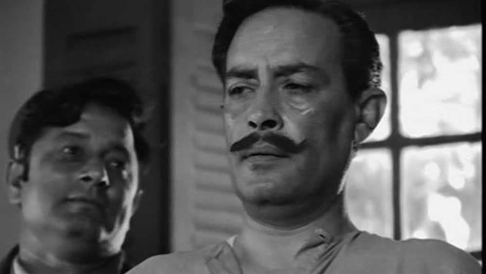 ইতিমধ্যেই দেশ জুড়ে সাম্প্রদায়িক দাঙ্গা শুরু হয়। কলকাতা ছাড়তে বাধ্য হন ইফতেকার। তাঁর নতুন ঠিকানা হয় বম্বে, অধুনা মুম্বই। ইতিমধ্যেই দুই সন্তানও হয়ে গিয়েছে তাঁর। মুম্বই ফিরে আবারও প্রথম থেকে শুরু করতে হয় ইফতেকারকে।