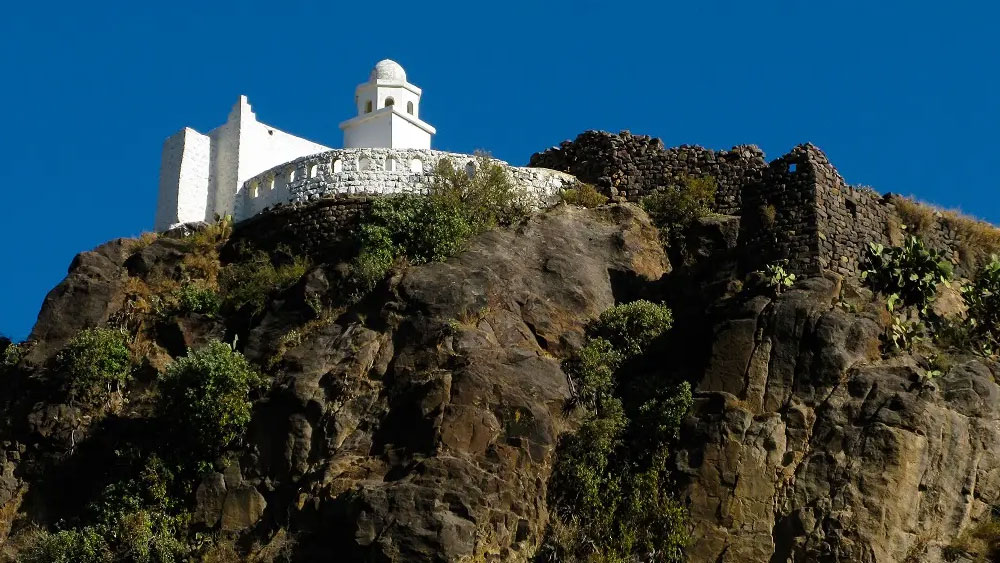 ভূপৃষ্ঠ থেকে ৩২০০ মিটার উচ্চতায় লাল বালিপাথরের পাহাড়ের মাথায় গ্রামটি। জনসংখ্যা খুব একটা বেশি নয়।