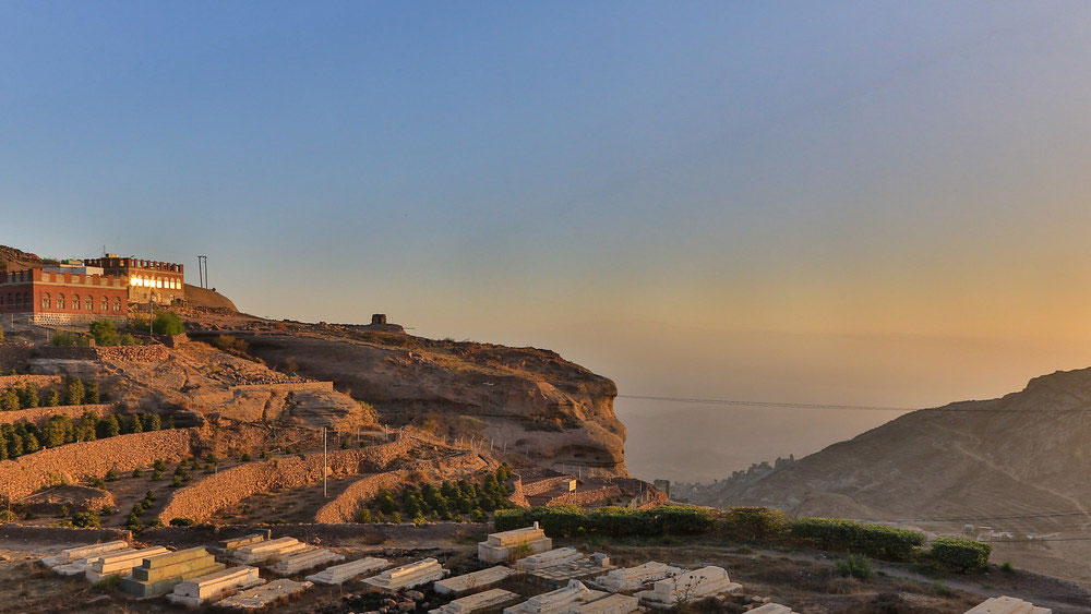 দিনের বেলায় প্রচণ্ড গরম। রাতের দিকে হিমশীতল ঠান্ডা নেমে আসে গ্রামে। কিন্তু সূর্য উঠতেই আবহাওয়া উত্তপ্ত হয়ে ওঠে।