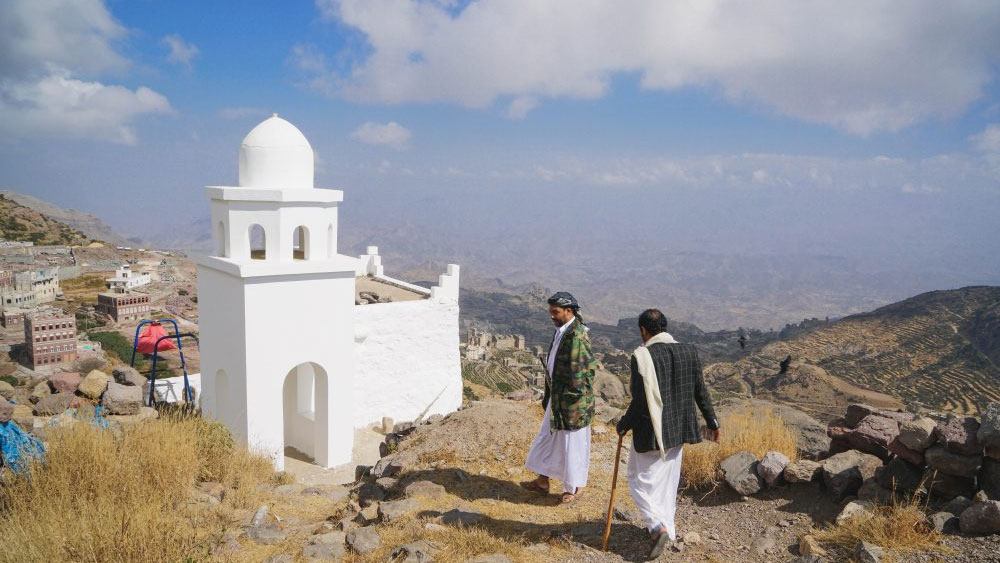 এই গ্রামের সঙ্গে মুম্বইয়ের একটা নিবিড় যোগ রয়েছে। মহম্মদ বুরহানউদ্দিন এই গ্রামে ধর্মপ্রচারক হিসেবে কাজ করেছেন। ব্রিটিশ আমলে বম্বে প্রেসিডেন্সির সুরাতে জন্ম বুরহানউদ্দিনের। ২০১৪ সালে মুম্বইয়ে তাঁর মৃত্যু হয়। কিন্তু তাঁর আগে প্রতি তিন বছর অন্তর এই গ্রামে গিয়ে দেখভাল করে আসতেন তিনি।