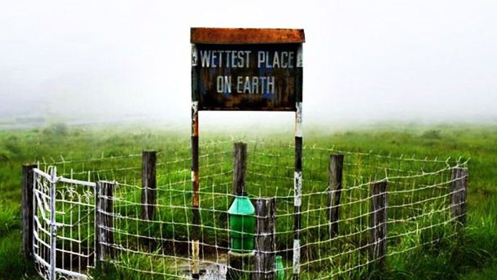 ভারতের মৌসিনরামে এর ঠিক উল্টো ছবিটাই ধরা পড়ে। এখানে বছরভর বৃষ্টি লেগেই থাকে। ১৯৮৫ সালে ২৬ হাজার মিলিমিটার বৃষ্টি হয়। যা এখনও অবধি রেকর্ড পরিমাণ।