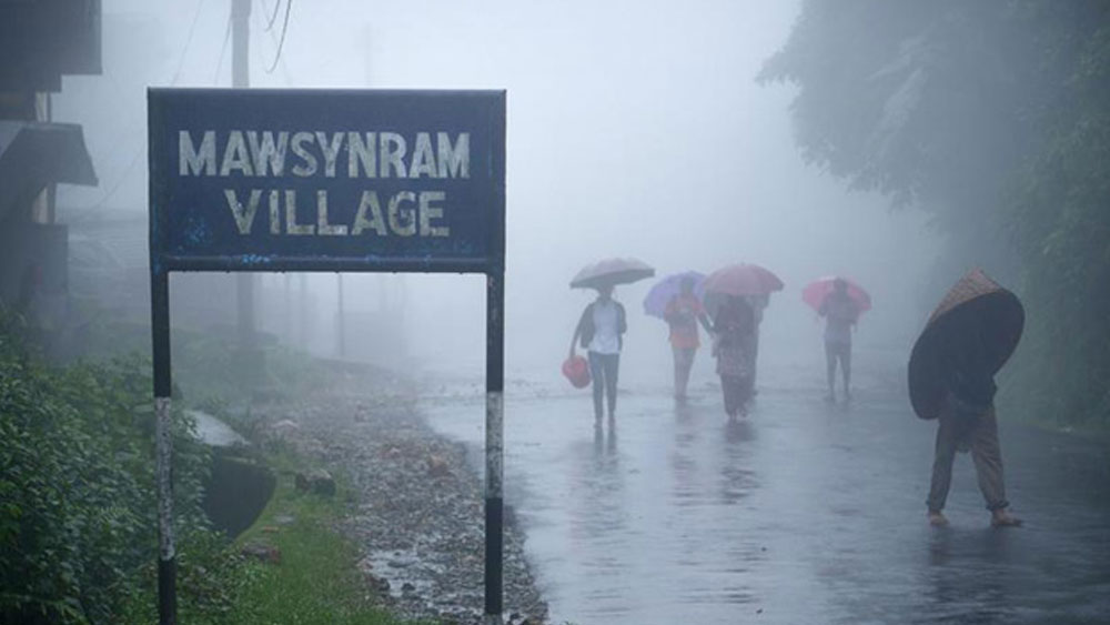 ভূপৃষ্ঠ থেকে ১৪৯৯ মিটার উচ্চতায় অবস্থিত হওয়ার জন্য মৌসিমরামে বছরভর আর্দ্র আবহাওয়া থাকে। বছরে এখানে প্রায় ১১,৮৭১ মিলিমিটার বৃষ্টি হয়। সেখানে আল-হুতেইব এ বৃষ্টির লেশমাত্র নেই! অবাক হওয়ার মতোই এই গ্রাম।
