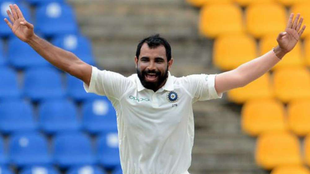 দলের ত্রয়োদশ ব্যক্তি হলেন মহম্মদ শামি। ৪৯ টেস্টে ১৮০ উইকেট নিয়েছেন এই পেসার। গড় ২৭.৩৬। স্ট্রাইক রেট ৪৯.৪। ইনিংসে পাঁচ উইকেট নিয়েছেন পাঁচ বার। টেস্টে ১০ উইকেট এখনও নিতে পারেননি তিনি।