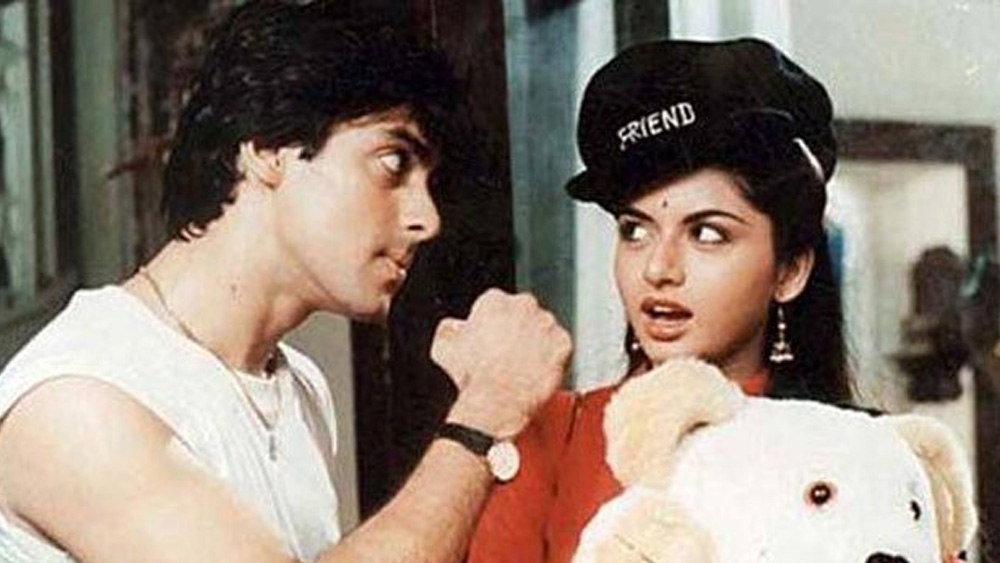 তাঁদের সঙ্গেই ‘ম্যায়নে প্যায়ার কিয়া’ ছবিতে অভিনয়ের জন্য নমিনেশন পেয়েছিলেন সলমন খান। এদিকে পুরস্কার বিতরণী অনুষ্ঠানে তাঁর নাম ঘোষণা করা মাত্র আসন ছেড়ে সটান উঠে দাঁড়ান সলমন।