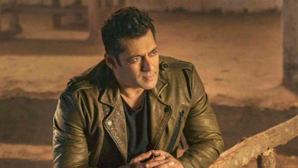 তিনি ভেবেছিলেন পুরস্কারপ্রাপক হিসেবেই বোধহয় তাঁর নাম ডাকা হচ্ছে। তিনি সোজা মঞ্চের দিকে হাঁটতে শুরু করে দেন।