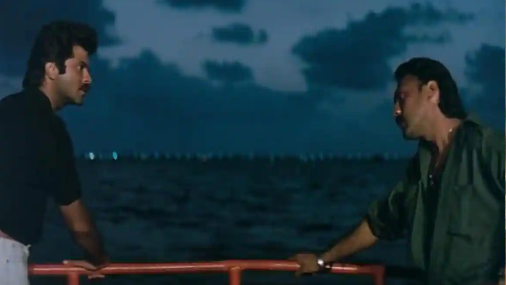 ঠিক সেই সময়ে মঞ্চ থেকে ঘোষণা করা হয়, সে বছরের সেরা নায়ক বিভাগে পুরস্কৃত হতে চলেছেন জ্যাকি শ্রফ, ‘পরিন্দা’ ছবিতে অভিনয়ের জন্য।