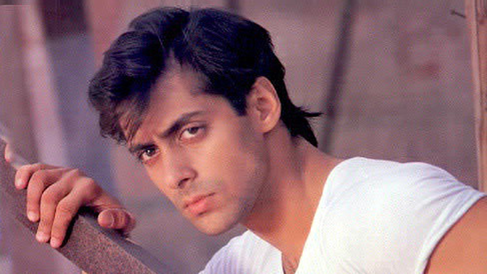 শুনেই চমকে দাঁড়িয়ে পড়েন সলমন। তিনি নিজের ভুল বুঝতে পারেন। লজ্জিত এবং অপদস্থ সলমন নিজের ভুল শুধরে নেওয়ার জন্য ওখানেই দাঁড়িয়ে হাততালি দিতে থাকেন।