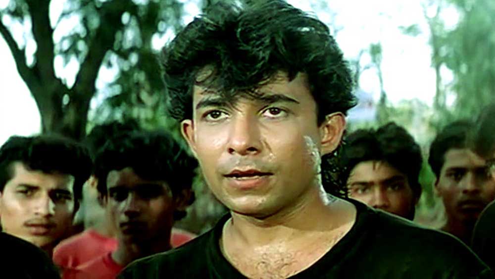 অজয় দেবগণ, অক্ষয় কুমার, সুনীল শেট্টি যখন ইন্ডাস্ট্রিতে পায়ের নীচে জমি পাওয়ার জন্য মরিয়া হয়ে চেষ্টা করছেন, দীপক তত দিনে প্রতিষ্ঠিত তারকা। তাঁর পরে ইন্ডাস্ট্রিতে এসে অনেকেই নায়ক হয়ে গিয়েছেন। কিন্তু দীপক রয়ে গিয়েছেন সহ নায়ক হয়েই।