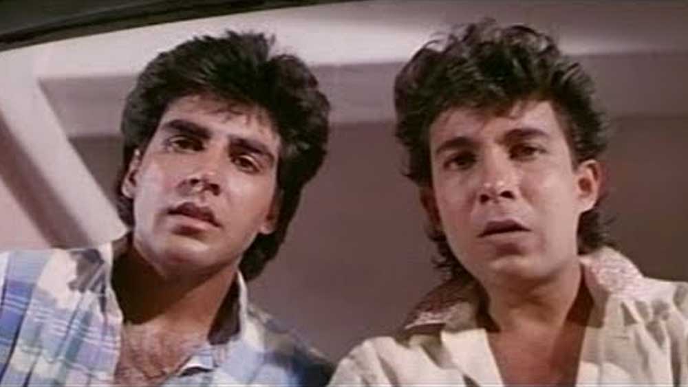 দীপক পড়তেন মুম্বইয়ের নারসি মঞ্জি কলেজে। কলেজে পড়তে পড়তেই দীপক যোগ দেন একটি নাটকের দলে। তখন সে দলের সদস্য ছিলেন আমির খান, আশুতোষ গোয়ারিকর, পরেশ রাওয়ালরা।