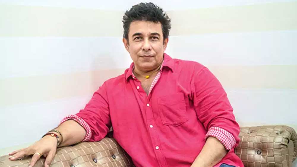 ১৯৯০ সালে ‘আশিকি’ ছবিতে প্রথম নজরে পড়েন দীপক। সেই প্রথম ছবির ক্রেডিট টাইটেলে তাঁর নাম দেখা যায়। দীর্ঘ কেরিয়ারে উল্লেখযোগ্য বাকি ছবি হল ‘আফসানা প্যায়ার কা’, ‘বেটা’, ‘পহেলা নেশা’, ‘আইনা’, ‘দ্য জেন্টলম্যান’, ‘প্রেম’, ‘রাজা’, ‘বাদশা’ এবং ‘গুলাম’।