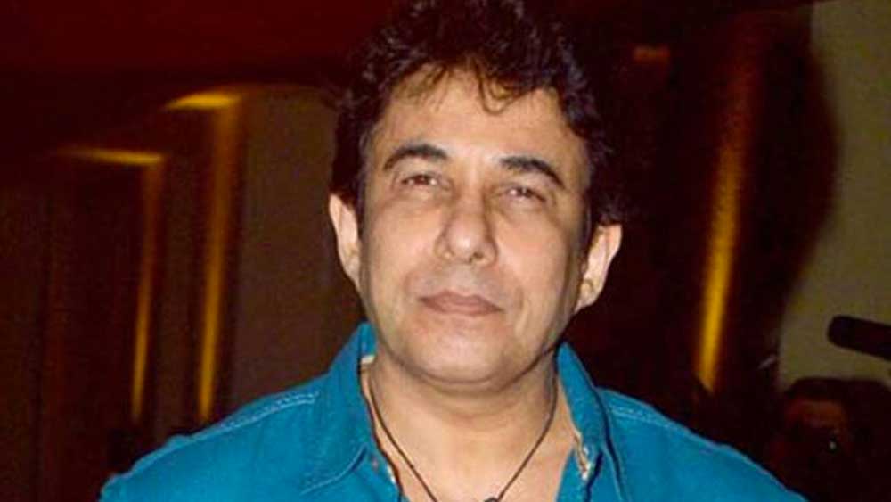 বন্ধু আশুতোষ গোয়ারিকর নিজের প্রথম ছবি ‘পহেলা নেশা’-য় নায়কের ভূমিকায় নিয়েছিলেন দীপককে। তাঁর বিপরীতে নায়িকা ছিলেন পূজা ভট্ট এবং রবিনা টন্ডন। এ ছাড়া ছবিতে বেশ কয়েক জন তারকাকে দেখা গিয়েছিল স্পেশাল অ্যাপিয়ারেন্সে। তাঁদের মধ্যে ছিলেন শাহরুখ এবং আমির খানও।