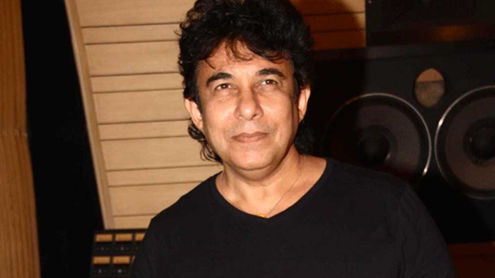 একটানা পার্শ্বনায়কের ভূমিকায় অভিনয় করতে করতে ক্লান্ত হয়ে পড়েছিলেন দীপক। ঠিক করলেন, এ বার তিনি পরিচালনা করবেন। ২০০৩-এ মুক্তি পেল তাঁর পরিচালনায় ‘উপস’।