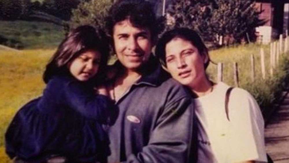 কেরিয়ারের পাশাপাশি এ সময়ে ঝড় উঠেছিল তাঁর ব্যক্তিগত জীবনেও। নিজের যোগ প্রশিক্ষকের সঙ্গে সম্পর্কে জড়িয়ে পড়েন দীপক। সে কথা জানতে পেরে ডিভোর্সের আবেদন করেন দীপকের স্ত্রী শিবানী। পেশায় ফ্যাশন ডিজাইনার শিবানী, পরিচালক কবীর সদানন্দ এবং গায়িকা কুনিকা পালের বোন হন।