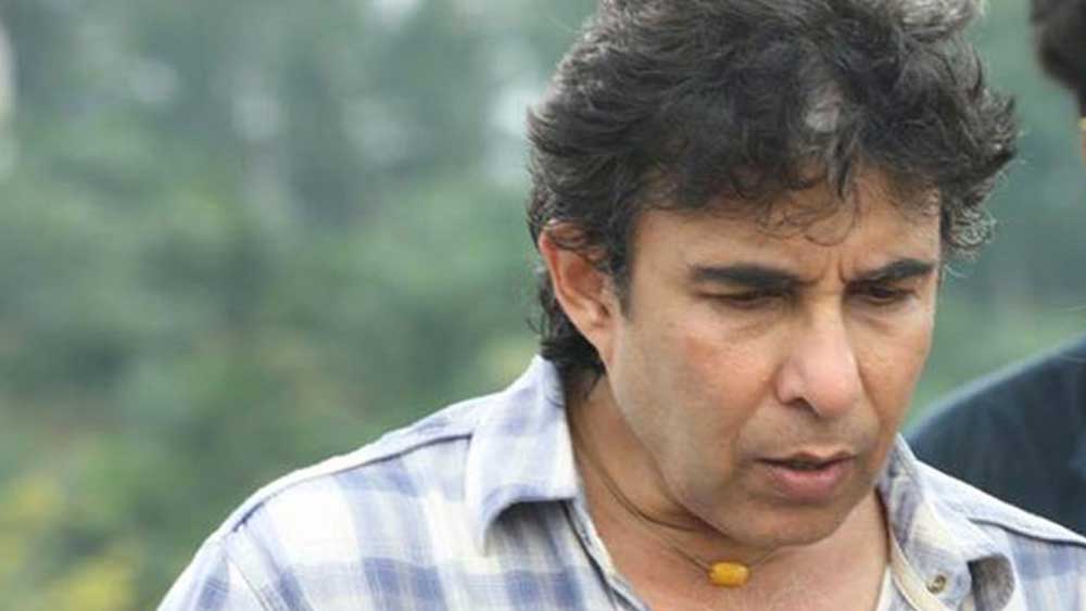 গোরেগাঁওতে দীপক যে ফ্ল্যাটে থাকতেন, সেটি ছিল তাঁর স্ত্রীর নামে। দু’জনের মধ্যে তিক্ততা বাড়তে থাকায় দীপককে ফ্ল্যাট থেকে চলে যেতে বলেন শিবানী। কিছু দিন আত্মীয় ও বন্ধুবান্ধবদের আশ্রয়ে থাকার পরে দীপক বাধ্য হন মুম্বইয়েই পেয়িং গেস্ট হয়ে দিন কাটাতে। এক সাক্ষাৎকারেই তিনি জানিয়েছেন, পেয়িং গেস্ট হয়ে অন্য লোকের সঙ্গে একই ঘরে থেকেছেন তিনি।