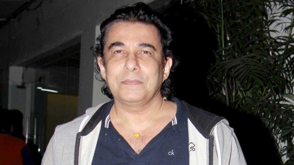 তবে অন্য একটি সূত্র থেকে জানা যায়, যে আবাসনে তাঁরা থাকতেন, সেই আবাসন কর্তৃপক্ষ নানা কারণে তাঁদের আচরণে ক্ষুব্ধ ছিলেন। অভিযোগ, তিজোরী পরিবার ঠিক সময়ে মেনটেন্যান্স ফি দিতেন না। শেষ অবধি আইনি লড়াইয়ে ফ্ল্যাটে থাকার অধিকার ফিরে পান দীপক ও তাঁর পরিবার।