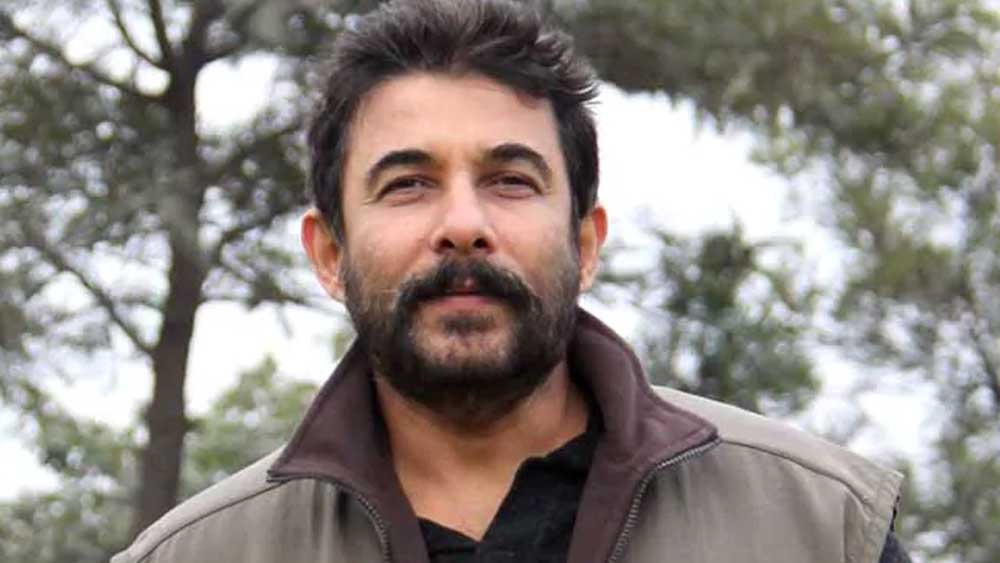 এই কঠিন সময়েও হার মানতে নারাজ দীপক। আগেও বহু লড়াই করেছেন। আবার তিনি বিনোদেনর মূলস্রোতে ফিরে আসতে চান পরিচালক হয়ে। সম্প্রতি তাঁকে দেখা গিয়েছে ওয়েব সিরিজেও।