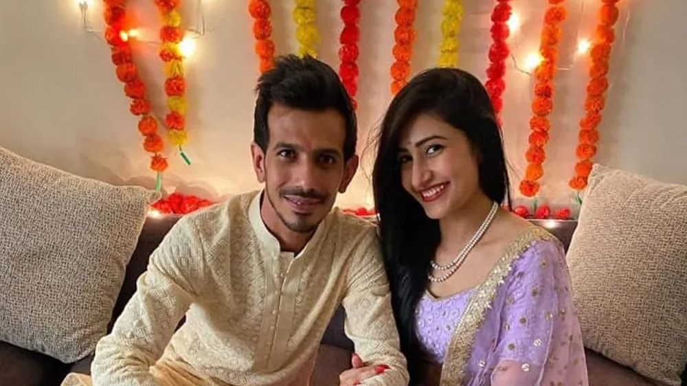 শনিবার তাঁদের রোকা অনুষ্ঠান বা বাগদান পর্বের ছবি সোশ্যাল মিডিয়ায় পোস্ট করেছেন চহাল। ছবির ক্যাপশনে লেখা, ‘হ্যাঁ বলে দিলাম। আমাদের পরিবারও রাজি।’