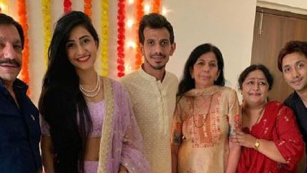 কোরিয়োগ্রাফার ধনশ্রীর সঙ্গে চহালের আলাপ কী ভাবে, তা জানা যায়নি। দু’সপ্তাহ আগে ইনস্টাগ্রামে চহালের জন্মদিনে একটি ভিডিয়ো পোস্ট করেন ধনশ্রী। সেখানে দেখা যায় ‘ভারত’ ছবির ‘স্লো মোশন’ গানের সঙ্গে চহাল নাচছেন।