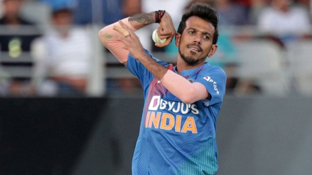জন্মদিনের দুই সপ্তাহ পরে, আইপিএল শুরুর আগে বাগদান সেরে নিলেন ভারতীয় দলের এই লেগস্পিনার। পরের মাসে আইপিএল ২০২০-তে চহাল মাঠে নামবেন রয়্যাল চ্যালেঞ্জার্স বেঙ্গালুরুর হয়ে।