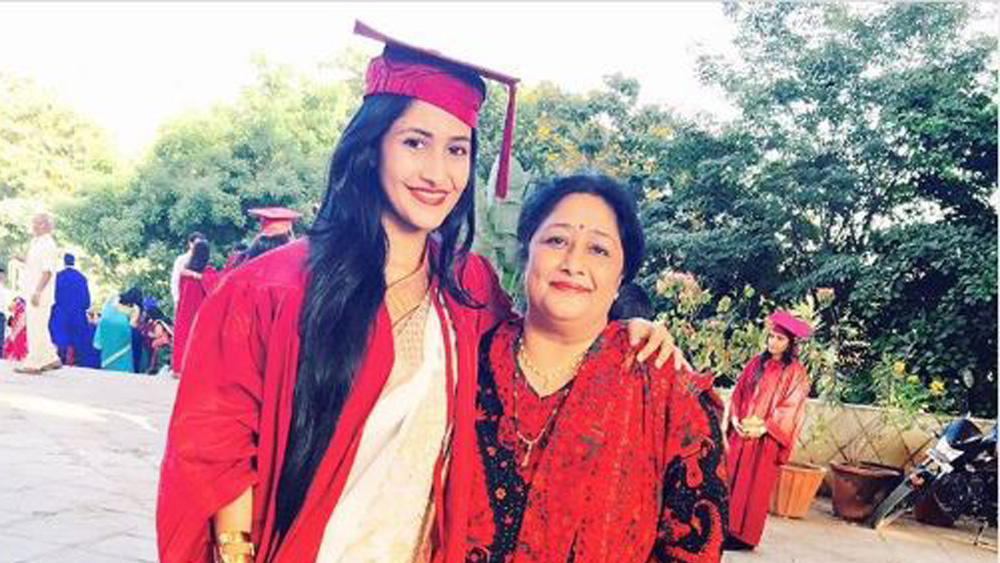 চহালের বাগদত্তা হওয়ার আগে থেকেই অবশ্য ধনশ্রী পরিচিত এবং জনপ্রিয়। তাঁর জন্ম এবং বেড়ে ওঠা মুম্বইয়ে। ২০১৪ সালে ডি ওয়াই পাটিল ডেন্টাল কলেজ থেকে তিনি ডাক্তারি পাশ করেন। তবে প্র্যাকটিস করেন কি না, জানা যায়নি।