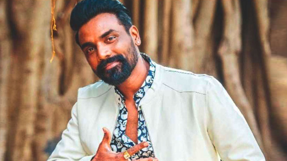 বাবা মায়ের স্বপ্ন ছিল, রেমো পাইলট হবেন। রেমোর ইচ্ছে দাঁড়িয়েছিল সম্পূর্ণ অন্য মেরুতে। তিনি তখন মাইকেল জ্যাকসনের স্বপ্নে বিভোর। ভিডিয়োতে জ্যাকসনের নাচ দেখেন আর অনুকরণ করেন। চেষ্টা চলত, জ্যাকসনের নৃত্যভঙ্গিমার সঙ্গে নিজের নাচের স্টেপ মিলিয়ে মিশিয়ে নতুন কিছু করার।