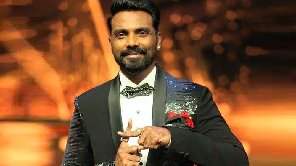 নাচের নেশায় বুঁদ রেমো দশম শ্রেণির পরে আর স্কুলমুখোই হলেন না। ততদিনে তিনি ঠিক করেই ফেলেছেন নৃত্যশিল্পী হবেন। কিন্তু বাড়ির লোক অনড়। পাইলটের বদলে নিদেনপক্ষে ডাক্তার বা ইঞ্জিনিয়ার হতেই হবে, তাঁদের দাবি। সে সময় মধ্যবিত্ত পরিবার মেনে নিতেই পারত না, ছেলে কোরিয়োগ্রাফার হবে।