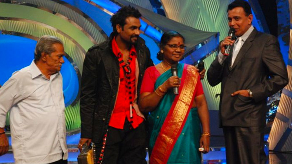 শেষে রেমোর পাশে দাঁড়ালেন তাঁর মা। তিনি রেমোকে ভর্তি করে দিলেন নাচের স্কুলে। কিছুদিন জামনগরের স্কুলেই চলল প্রশিক্ষণ। কিন্তু রেমো বুঝলেন কোরিয়োগ্রাফারের কেরিয়ার করতে গেলে তাঁকে যেতে হবে মুম্বই। তিনি পাড়ি দিলেন বাণিজ্যনগরীতেই।