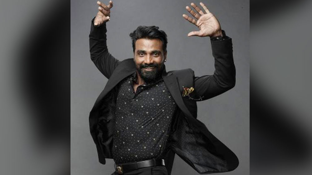 কয়েক মাসের মধ্যে রেমোর স্কুলের সংখ্যা এক থেকে তিন হয়ে গেল মুম্বইয়ে। কিন্তু তার মধ্যেই আচমকা সুর কেটে গেল। বর্ষার মরসুমে রেমোর স্কুলে ছাত্রছাত্রী আসা একেবারে বন্ধ হয়ে গেল। শেষে এমন অবস্থা দাঁড়াল, রেমো কার্যত কপর্দকহীন।