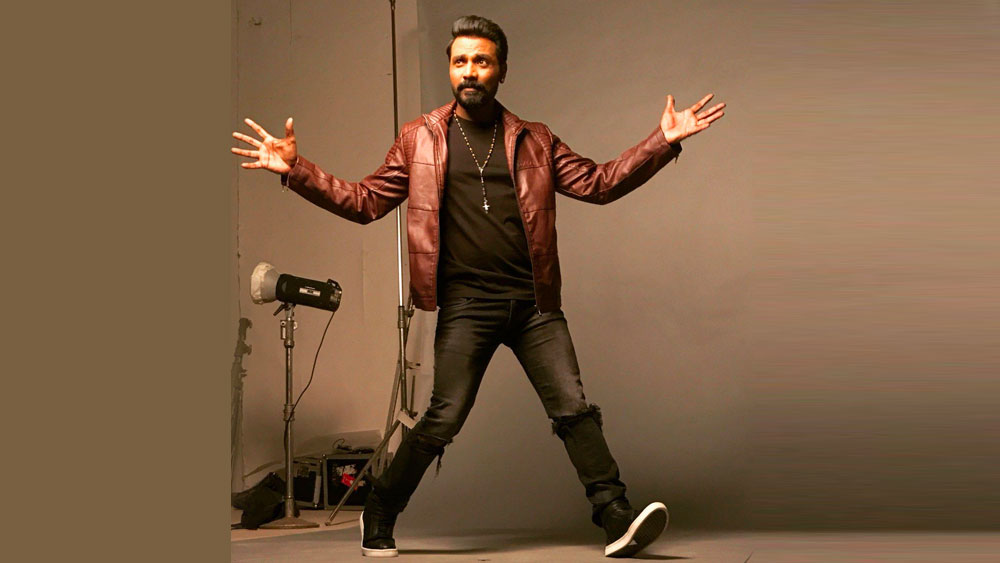 পেয়িং গেস্ট হিসেবে থাকতে শুরু করেছিলেন রেমো। সেই টাকারও সংস্থান করা দুষ্কর হয়ে পড়ল। অগত্যা তিনি সেই পরিবারে মিথ্যা বললেন। নাচের অনুষ্ঠান আছে বলে তাঁদের বাড়ি ছেড়ে চলে গেলেন। কিছু দিন কাটল অনাহারে, রেলস্টেশনের বেঞ্চে।