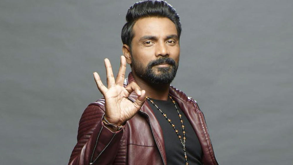 রেমো ক্রমশ বুঝতে পারলেন শুধুমাত্র নাচের স্কুলে কিছু হবে না। তাঁকে ফিল্ম ইন্ডাস্ট্রিতে কিছু করতে হবে। কিন্তু যতবারই তিনি কাজের জন্য যান, প্রত্যাখ্যাত হন চেহারার জন্য। এক সাক্ষাৎকারে রেমো পরে বলেছিলেন, তথাকথিত সুদর্শন না হওয়ায় কেউ তাঁকে কাজ দিতে রাজি ছিলেন না।