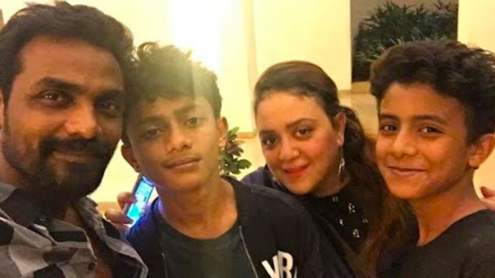 ইন্ডাস্ট্রিতে কেউ কোনওদিন রেমোকে মেজাজ হারাতে দেখেনি। জীবনের সব প্রতিকূলতাকে তিনি জয় করেছেন হাসিমুখে। জীবনযুদ্ধে তিনি পাশে পেয়েছেন স্ত্রী লিজেল-কে। পেশায় কস্টিউম ডিজাইনার লিজেল হাল ধরে থেকেছেন রেমোর যাত্রাপথে। স্ত্রী এবং দুই ছেলে ধ্রুব ও গ্যাব্রিয়েলের মাঝে রেমো আদ্যন্ত ফ্যামিলিম্যান।